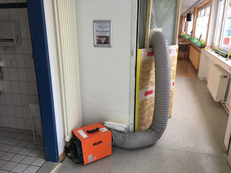 Brandschadensanierung Sanierungsbereich mit Absaugung mittels HePa-Filter Brandschadensanierung Sanierungsbereich mit Absaugung mittels HePa-Filter